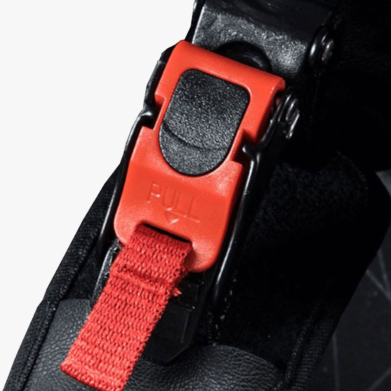 helma na moto Scorpion - mikropřezka