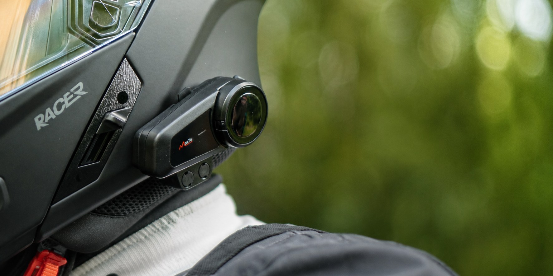 Detail interkomu na moto helmě