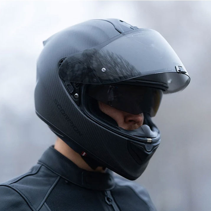 Kouřová clona s UV filtrem u moto helmy