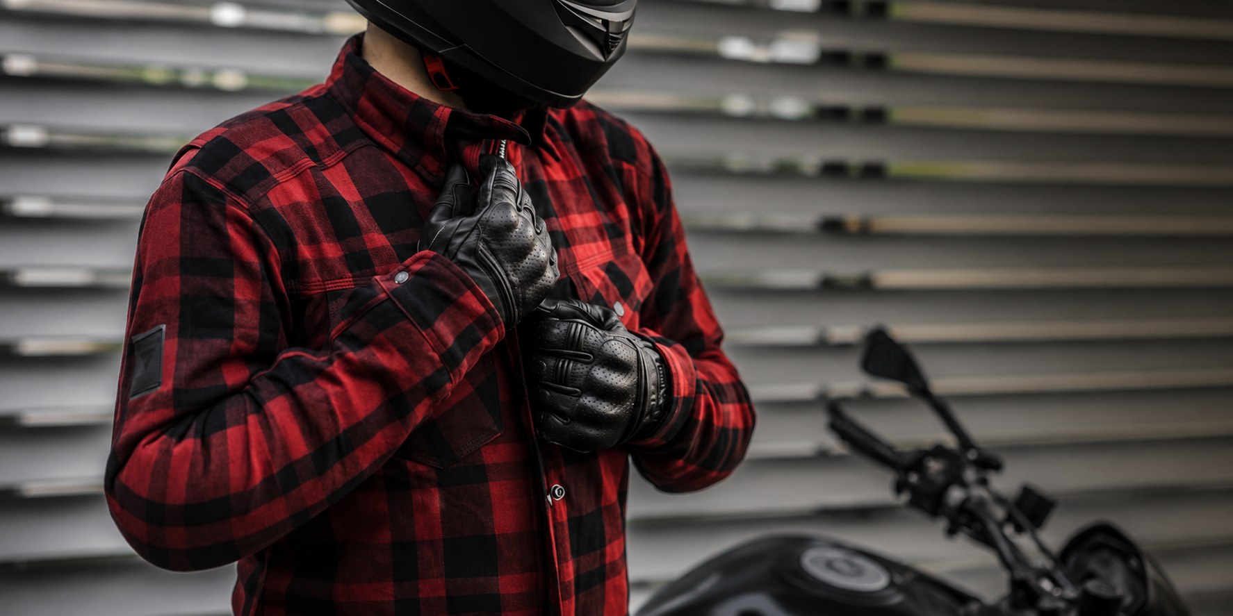 motorkář v červené kárované moto košili