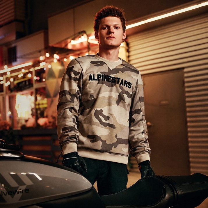 motorkář v moto mikině Alpinestars