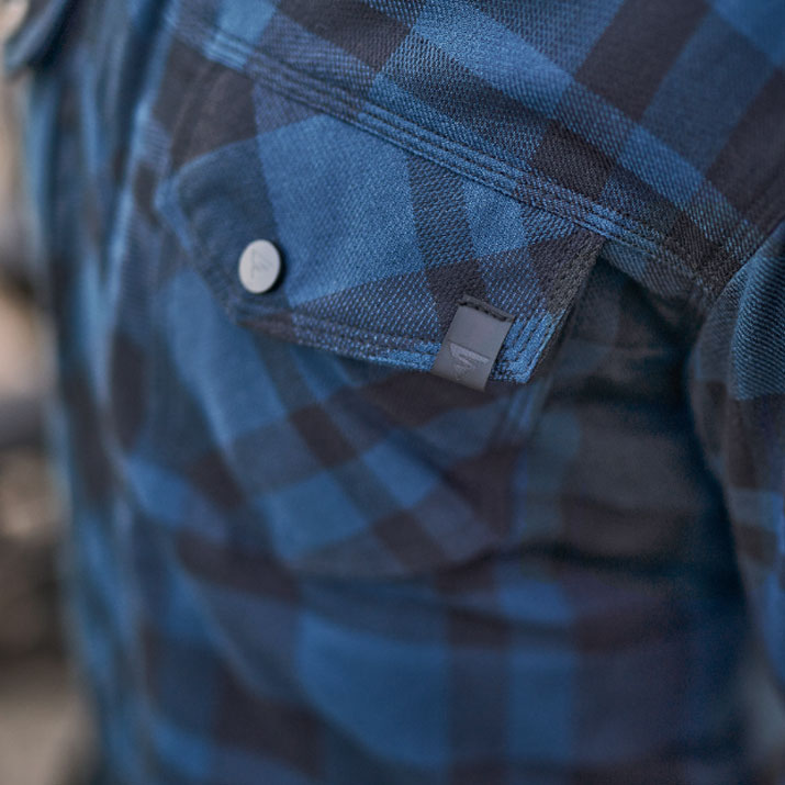 Přední kapsy a vnitřní kapsa s voděodolnou úpravou.